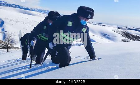 YILI, CHINE - le 1 JANVIER 2022 - patrouille de police dans la neige à la frontière chinoise le 1 janvier 2022 à Yili, province du Xinjiang, Chine. Banque D'Images