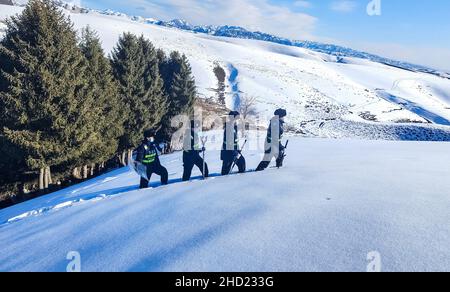 YILI, CHINE - le 1 JANVIER 2022 - patrouille de police dans la neige à la frontière chinoise le 1 janvier 2022 à Yili, province du Xinjiang, Chine. Banque D'Images