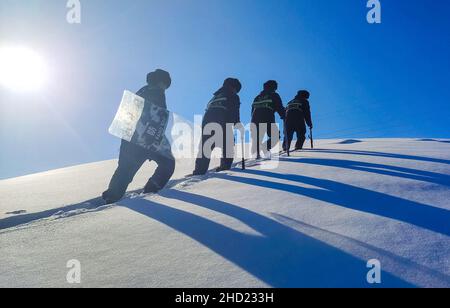 YILI, CHINE - le 1 JANVIER 2022 - patrouille de police dans la neige à la frontière chinoise le 1 janvier 2022 à Yili, province du Xinjiang, Chine. Banque D'Images