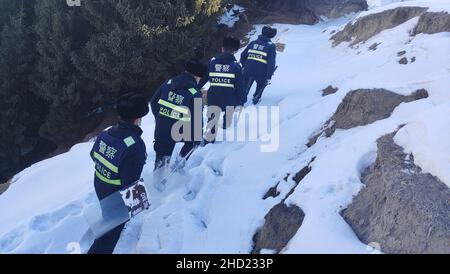 YILI, CHINE - le 1 JANVIER 2022 - patrouille de police dans la neige à la frontière chinoise le 1 janvier 2022 à Yili, province du Xinjiang, Chine. Banque D'Images