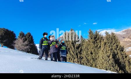 YILI, CHINE - le 1 JANVIER 2022 - patrouille de police dans la neige à la frontière chinoise le 1 janvier 2022 à Yili, province du Xinjiang, Chine. Banque D'Images