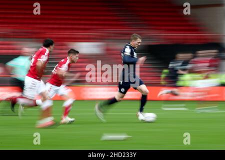 BRISTOL, ROYAUME-UNI.JAN 2nd George Saville de Millwall photographié avec le ballon lors du match de championnat Sky Bet entre Bristol City et Millwall à Ashton Gate, Bristol, le dimanche 2nd janvier 2022.(Crédit : Kieran Riley | INFORMATIONS MI) crédit : INFORMATIONS MI et sport /Actualités Alay Live Banque D'Images