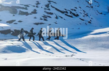 YILI, CHINE - le 1 JANVIER 2022 - patrouille de police dans la neige à la frontière chinoise le 1 janvier 2022 à Yili, province du Xinjiang, Chine. Banque D'Images