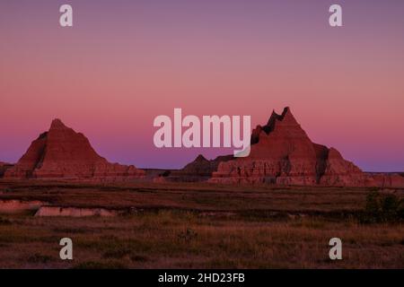 Lever de soleil sur les formations des Badlands depuis le parc national des Badlands de Cedar Pass, Dakota du Sud Banque D'Images