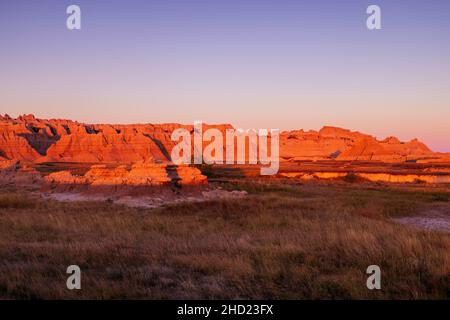 Lever de soleil sur les formations des Badlands depuis le parc national des Badlands de Cedar Pass, Dakota du Sud Banque D'Images