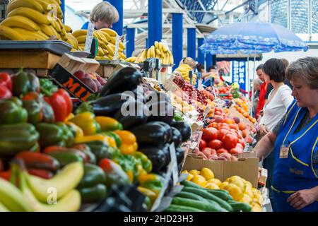 Minsk, Bélarus - 25 juin 2011 : négociation de lignes de marché de Komarovsky dans le centre de Minsk.Légumes, fruits.Les clients choisissent des marchandises. Banque D'Images