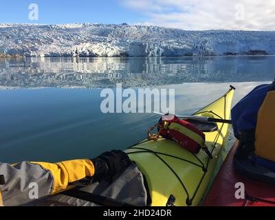 Kayak en face du glacier Nordenskiold.Billefjorden, Svalbard, Spitsbergen, Norvège Banque D'Images