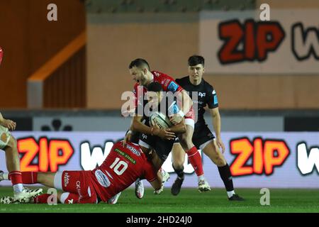 Llanelli, Royaume-Uni.01st janvier 2022.Keelan Giles d'Osprey est abordé.Match de rugby de championnat de l'United Rugby, Scarlets v Osprey au Parc y Scarlets Stadium de Llanelli, dans le sud du pays de Galles le jour de l'an samedi 1st janvier 2022,Le jeu est joué derrière des portes fermées en raison des nouvelles restrictions de covid du gouvernement gallois qui sont entrées en vigueur le 26th 2021 décembre. photo par Andrew Orchard/Andrew Orchard sports Photography/Alamy Live News crédit: Andrew Orchard sports Photography/Alamy Live News Banque D'Images