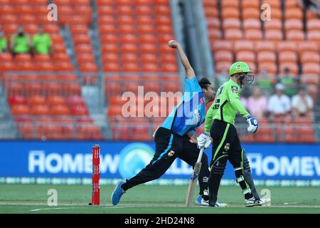 Sydney, Australie.2nd janvier 2022 ; Sydney Showground Stadium, Sydney Olympic Park, Nouvelle-Galles du Sud, Australie ;BBL Big Bash League cricket, Sydney Thunder versus Adelaide Strikers ; Wes Agar of Adelaide Strikers court in to Bowl Credit: Action plus Sports Images/Alay Live News Banque D'Images