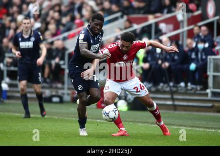 BRISTOL, ROYAUME-UNI.JAN 2nd Sheyi Ojo de Millwall bataille pour possession avec Zak Vyner de Bristol City pendant le match de championnat Sky Bet entre Bristol City et Millwall à Ashton Gate, Bristol, le dimanche 2nd janvier 2022.(Crédit : Kieran Riley | INFORMATIONS MI) crédit : INFORMATIONS MI et sport /Actualités Alay Live Banque D'Images