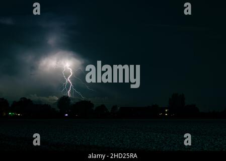 La foudre frappe à partir d'un nuage de tempête lointain Banque D'Images