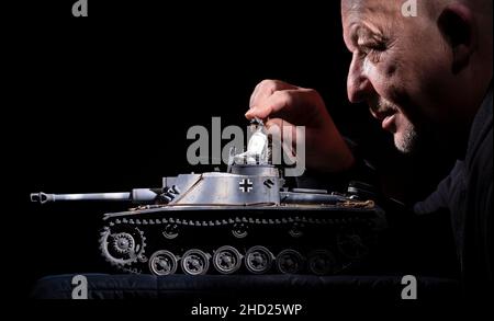 Roger Foster avec une réplique à l'échelle de 1/16 du char StuG III allemand de 1942, lors de la rencontre avec le char de la Manchester Military History Society à Hyde, Manchester.Date de la photo: Dimanche 2 janvier 2022. Banque D'Images