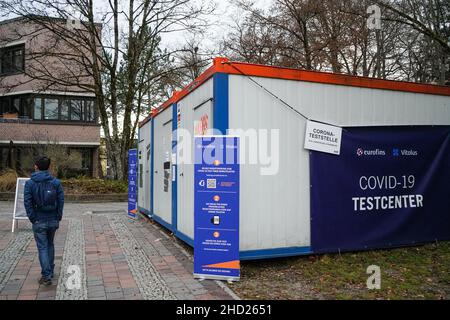 Un homme d'un centre d'essais Covid fermé pour le week-end, logé dans un conteneur dans une petite ville. Banque D'Images