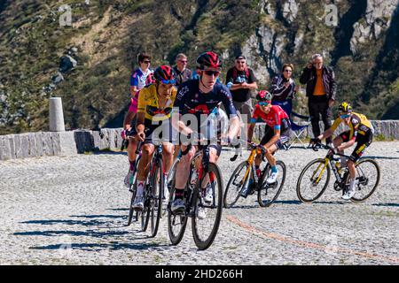 Le groupe principal cette étape du Tour de Suisse 2021, les cyclistes en course jusqu'à la Tremola San Gottardo.Richard Carapaz en deuxième position. Banque D'Images