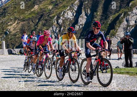 Le groupe principal cette étape du Tour de Suisse 2021, les cyclistes en course jusqu'à la Tremola San Gottardo.Richard Carapaz en deuxième position. Banque D'Images