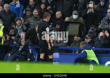 L'arbitre John Brooks remet un coup de pied à Everton après avoir passé en revue l'écran VAR sur le terrain pendant le match de la Premier League à Goodison Park, Liverpool.Date de la photo: Dimanche 2 janvier 2022. Banque D'Images