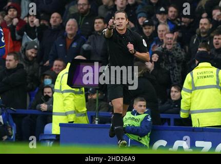 L'arbitre John Brooks remet un coup de pied à Everton après avoir passé en revue l'écran VAR sur le terrain pendant le match de la Premier League à Goodison Park, Liverpool.Date de la photo: Dimanche 2 janvier 2022. Banque D'Images