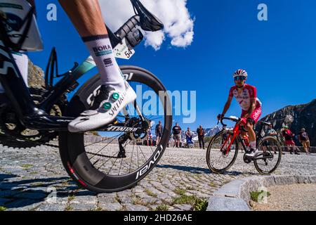 Remy Rochas de l'équipe Cofidis est en train de monter le Tremola San Gottardo au Tour de Suisse 2021. Banque D'Images