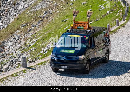 Le Besenwagen, le wagon Broom, le dernier véhicule de la course, conduisant le haut de la Tremola San Gottardo au Tour de Suisse 2021. Banque D'Images