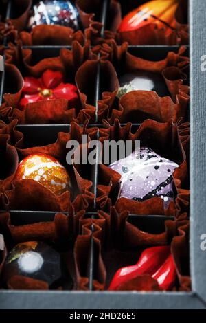 Un ensemble de chocolats artisanaux colorés exclusifs dans un forfait.Vue plein écran par le dessus Banque D'Images