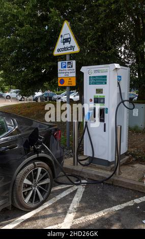 Service de réseau électrique autoroute électrique point de recharge de véhicule électrique, Ecotricity, Reading West Highway services, Royaume-Uni Banque D'Images