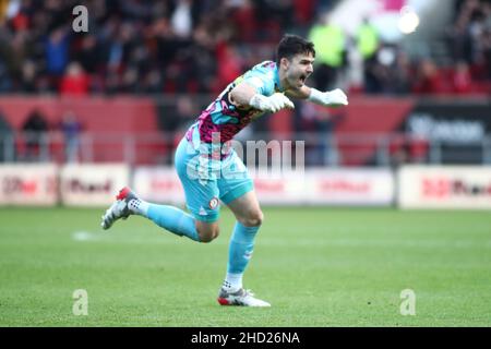 BRISTOL, ROYAUME-UNI.JAN 2nd le gardien de but de Bristol City, Max O'Leary, célèbre après que Andreas Weimann de Bristol City a obtenu son score de 3-2 lors du match de championnat Sky Bet entre Bristol City et Millwall à Ashton Gate, Bristol, le dimanche 2nd janvier 2022.(Crédit : Kieran Riley | INFORMATIONS MI) crédit : INFORMATIONS MI et sport /Actualités Alay Live Banque D'Images