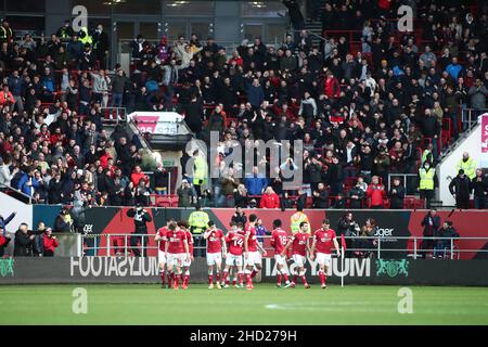 BRISTOL, ROYAUME-UNI.JAN 2nd Andreas Weimann de Bristol City fête avec ses coéquipiers après avoir obtenu son score pour le faire 3-2 lors du match du championnat Sky Bet entre Bristol City et Millwall à Ashton Gate, Bristol, le dimanche 2nd janvier 2022.(Crédit : Kieran Riley | INFORMATIONS MI) crédit : INFORMATIONS MI et sport /Actualités Alay Live Banque D'Images