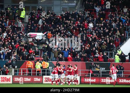 BRISTOL, ROYAUME-UNI.JAN 2nd Andreas Weimann, de Bristol City, célèbre devant ses coéquipiers le 3-2 match du championnat Sky Bet entre Bristol City et Millwall à Ashton Gate, Bristol, le dimanche 2nd janvier 2022.(Crédit : Kieran Riley | INFORMATIONS MI) crédit : INFORMATIONS MI et sport /Actualités Alay Live Banque D'Images