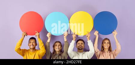 Joyeux sourire jeunes hommes et femmes divers tenant des bulles de parole blanches colorées Banque D'Images