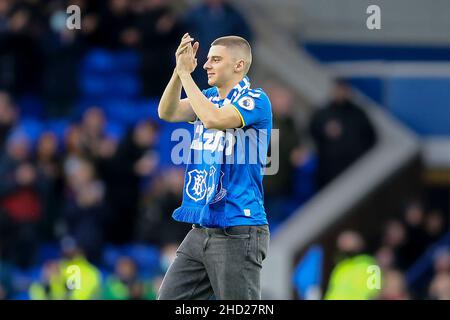 Everton, Royaume-Uni.02nd janvier 2022.Everton nouvelle signature Vitaliy Mykolenko est présenté aux fans de Goodison.Premier League Match, Everton v Brighton & Hove Albion au Goodison Park de Liverpool le dimanche 2nd janvier 2022. Cette image ne peut être utilisée qu'à des fins éditoriales.Utilisation éditoriale uniquement, licence requise pour une utilisation commerciale.Aucune utilisation dans les Paris, les jeux ou les publications d'un seul club/ligue/joueur. photo par Chris Stading/Andrew Orchard sports Photography/Alamy Live News crédit: Andrew Orchard sports Photography/Alamy Live News Banque D'Images