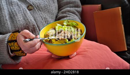 Femme dans un saladier chaud avec un dîner de céréales végétariennes fraîches et saines.Muesli et légumes, alimentation saine, végétalien, alimentation, concept alimentaire Banque D'Images