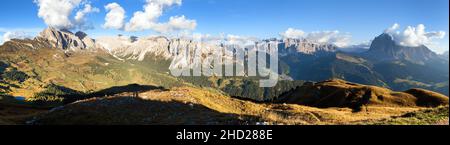 Vue panoramique en soirée de Geislergruppe ou Gruppo delle Odle et Sella gruppe ou Gruppo di Sella, montagnes des Dolomites des Alpes, Dolomiti, Italie Banque D'Images