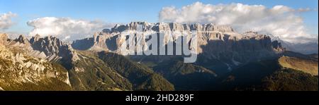 Vue en soirée sur Sella Gruppe ou Gruppo di Sella avec nuages et Selva Val Gardena ou Wolkenstein, Tirol du Sud, Dolomites, Italie Banque D'Images