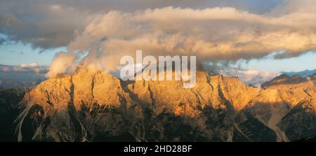 Vue en soirée sur le gruppo del Sorapis, le Tyrol du Sud, les dolomites, l'Italie Banque D'Images