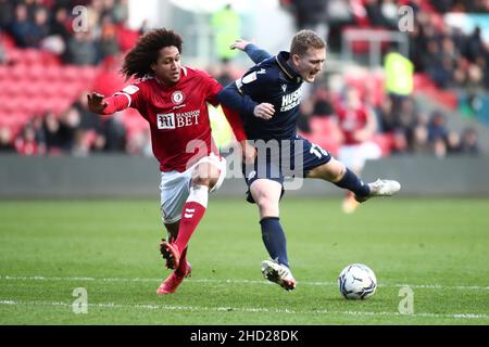 BRISTOL, ROYAUME-UNI.JAN 2nd Han-Noah Massengo de la ville de Bristol bataille pour possession avec George Saville de Millwall pendant le match de championnat de Sky Bet entre Bristol City et Millwall à Ashton Gate, Bristol, le dimanche 2nd janvier 2022.(Crédit : Kieran Riley | INFORMATIONS MI) crédit : INFORMATIONS MI et sport /Actualités Alay Live Banque D'Images