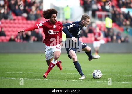 BRISTOL, ROYAUME-UNI.JAN 2nd Han-Noah Massengo de la ville de Bristol bataille pour possession avec George Saville de Millwall pendant le match de championnat de Sky Bet entre Bristol City et Millwall à Ashton Gate, Bristol, le dimanche 2nd janvier 2022.(Crédit : Kieran Riley | INFORMATIONS MI) crédit : INFORMATIONS MI et sport /Actualités Alay Live Banque D'Images