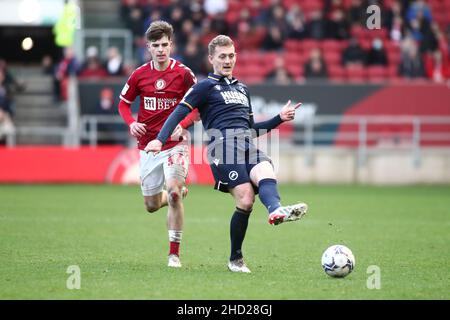 BRISTOL, ROYAUME-UNI.JAN 2nd George Saville de Millwall passe la balle lors du match de championnat Sky Bet entre Bristol City et Millwall à Ashton Gate, Bristol, le dimanche 2nd janvier 2022.(Crédit : Kieran Riley | INFORMATIONS MI) crédit : INFORMATIONS MI et sport /Actualités Alay Live Banque D'Images