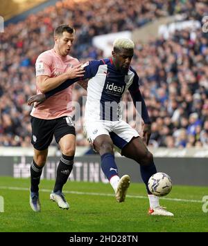 James Collins (à gauche) de Cardiff City et Cedric Kipre de West Bromwich Albion se battent pour le ballon lors du match de championnat Sky Bet aux Hawthorns, West Bromwich.Date de la photo: Dimanche 2 janvier 2022. Banque D'Images