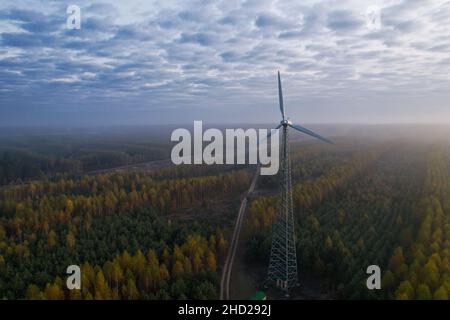 Moulin avec une hélice fixe dans la campagne contre le fond du ciel de l'aube. Banque D'Images