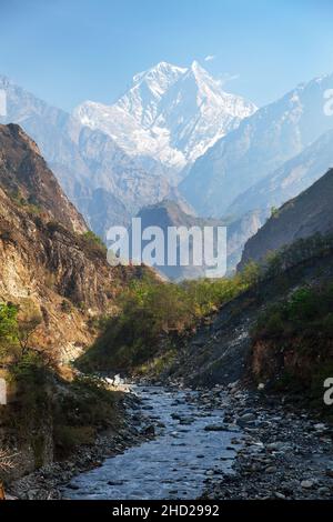 Le Mont Nilgiri et le canyon Kali Gandaki Nadi, le sentier de randonnée du circuit Annapurna, le paysage de montagne, la région d'annapurna, le Népal Banque D'Images