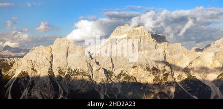 Vue en soirée sur le gruppo del Sorapis, le Tyrol du Sud, les dolomites, l'Italie Banque D'Images