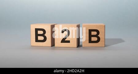 Acronyme B2B - Business to Business.Cubes en bois avec des lettres isolées sur fond gris.Image de concept d'entreprise. Banque D'Images