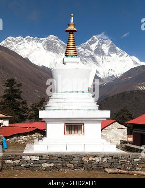 Stupa, Lhotse et le sommet de l'Everest depuis le monastère de Tengboche avec un beau ciel - chemin vers le camp de base de l'Everest, parc national de Sagarmatha, vallée de Khumbu, NEPA Banque D'Images