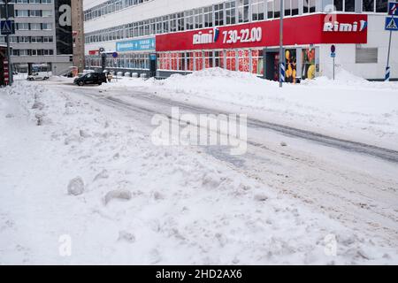 Conditions météorologiques difficiles.Rue et trottoir sous des amas de neige.Circulation dangereuse. Banque D'Images