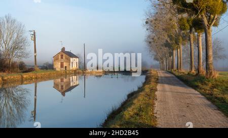 Écluse sur le canal de Bourgogne à Chassey, en France, dans le département de la Côte-d'Or, en Bourgogne Franche-Comté Banque D'Images