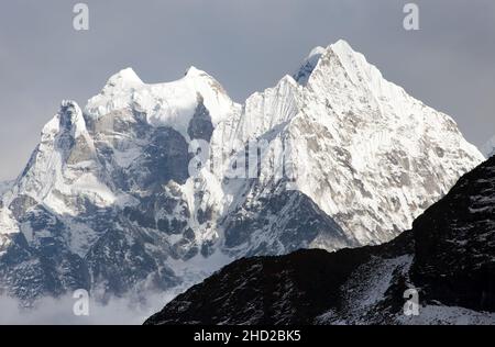 Kangtega et Thamserku - superbes monts au-dessus du Bazar Namche Sur le chemin de l'Everest base Camp - Népal Banque D'Images