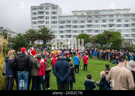 La foule autour de l'Eastbourne Silver Band Christmas concert sur les pistes de Wishtower, Eastbourne, Sussex, Angleterre Banque D'Images