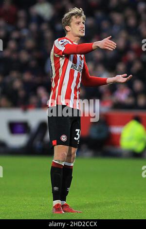 Londres, Royaume-Uni.02nd janvier 2022.Mads Roerslev de Brentford réagit.Premier League Match, Brentford v Aston Villa au Brentford Community Stadium de Brentford, Londres, le dimanche 2nd janvier 2022. Cette image ne peut être utilisée qu'à des fins éditoriales.Utilisation éditoriale uniquement, licence requise pour une utilisation commerciale.Aucune utilisation dans les Paris, les jeux ou les publications d'un seul club/ligue/joueur. photo par Steffan Bowen/Andrew Orchard sports photographie/Alay Live news crédit: Andrew Orchard sports photographie/Alay Live News Banque D'Images