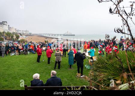 La foule autour de l'Eastbourne Silver Band Christmas concert sur les pistes de Wishtower, Eastbourne, Sussex, Angleterre Banque D'Images