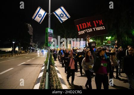 Manifestation contre les restrictions du virus Corona, les vaccins pour enfants et la législation sur le « Green badge/Pass » à Raánana, en Israël, le 1 janvier 2022.La manifestation a commencé près de la résidence du Premier ministre Bennett à Raanana, et a défilé vers un centre commercial dans la ville de Kfar Saba tout en bloquant les rues principales et les intersections.La semaine dernière, de nouvelles restrictions ont été imposées par le gouvernement israélien, empêchant les citoyens sans passeport vert d'entrer dans les magasins des centres commerciaux, à part pour les services essentiels, comme la nourriture et les pharmacies.(Photo de Matan Golan/Sipa USA) Banque D'Images